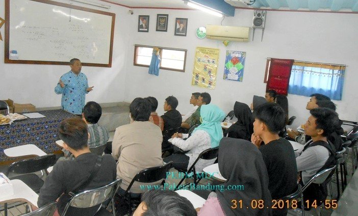 Simbolis Penyerahan Ijazah Paket C setara SMA, Paket B setara SMP